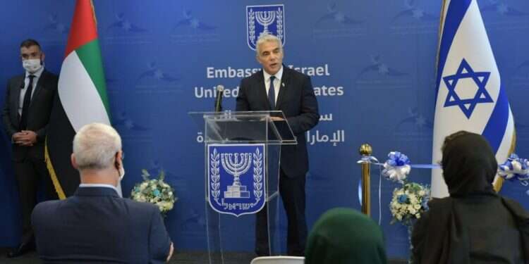 שר החוץ לפיד נואם בטקס פתיחת השגרירות. צילום: שלומי אמסלם, לע״מ יאיר לפיד בפתיחת השגרירות באבו-דאבי: "קוראים לכל המדינות לבוא ולדבר"