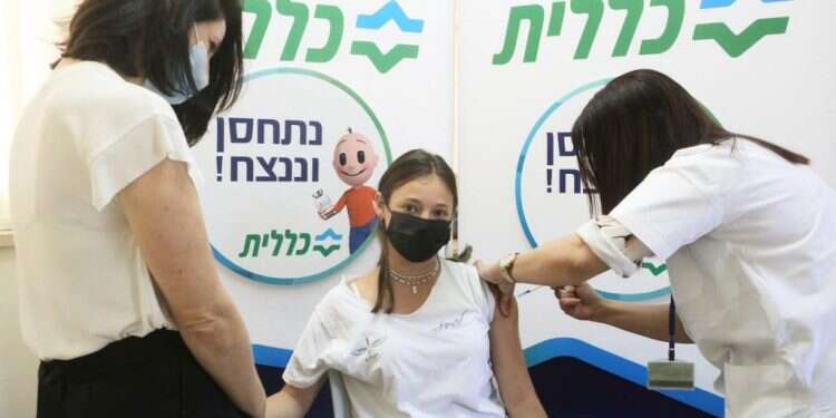 מיכל בנט מתחסנת. צילום: נמרוד גליקמן - דוברות כללית, מחוז שרון שומרון בתו של ראש הממשלה נפתלי בנט התחסנה