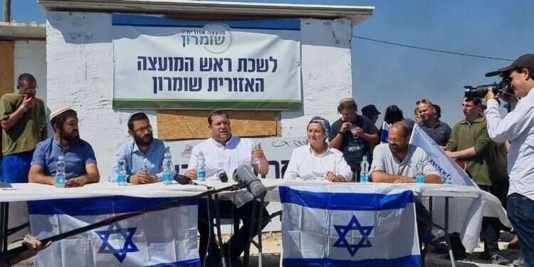 חברי אביתר עם ראש מועצת שומרון יוסי דגן. צילום: רועי חדי פשרת אביתר סוכמה סופית – הקמת הישיבה תידחה