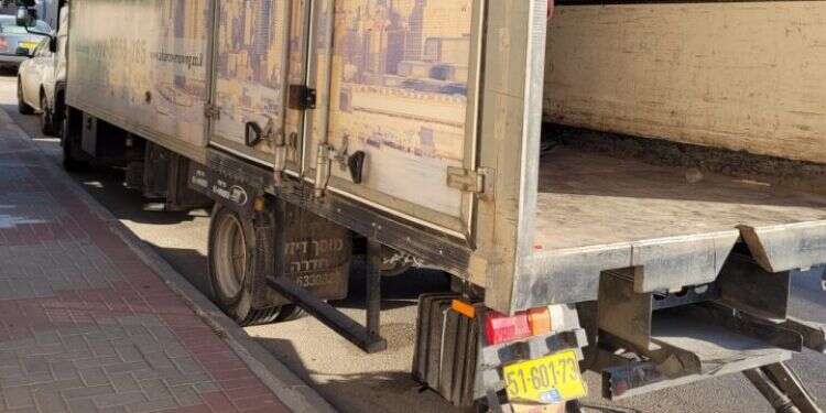 עוברים דירה. צילום: עפרה לקס משפחות בלוד עוברות לשכונה שסבלה במהומות