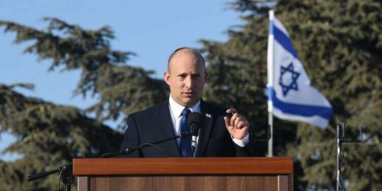 נפתלי בנט באזכרה. צילום: עמוס בן גרשום לע ראש הממשלה נפתלי בנט: "ישראל תפעל בתקיפות מול איומים מתהווים, מרחוק ומקרוב"