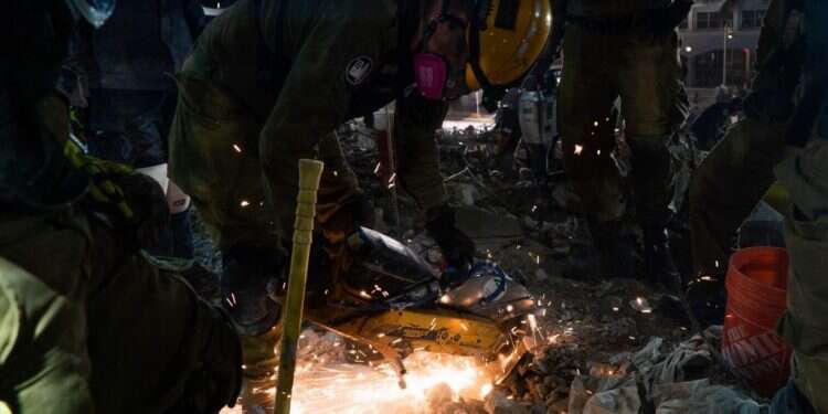 כוחות משלחת החילוץ במיאמי. צילום: דובר צה טכנולוגיה צה"לית מסייעת באיתור הנעדרים באסון במיאמי