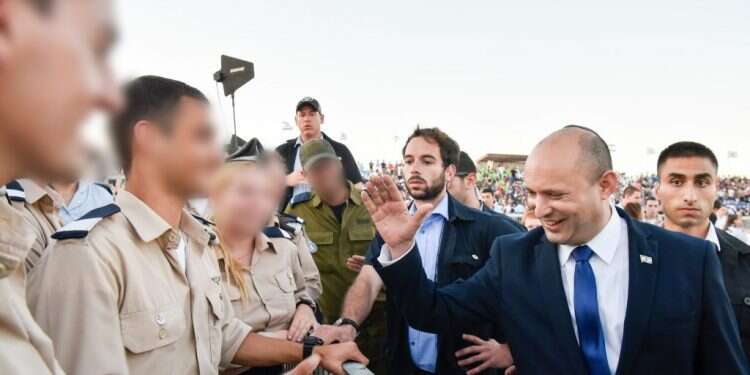 ראש הממשלה נפתלי בנט עם חניכי קורס הטיס של חיל האוויר, ביום חמישי. צילום: יוסי זליגר