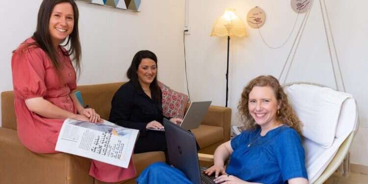 אביגיל זית, עטרה גרמן ומלכה קופלד. צילום: אוליבייה פיטוסי - פלאש 90 "עובדים על כך שהעיתון ישתתף בתשלומי הארנונה של הבניין"