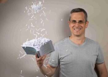 יואב בלום: "אני אומר שאני סופר, אבל בפנים התחושה מורכבת"