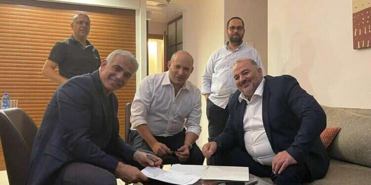 החתימה על הסכם הקואליציה: עבאס, בנט ולפיד. צילום: נוואף נבארי הם רואים דמוקרטיה מתאבדת: בעלי הבית החדשים של המדינה