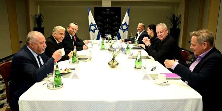 ראשי המפלגות של הממשלה החדשה במפגש
בתל־אביב,השבוע. צילום: רענן כהן