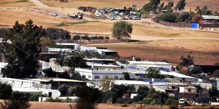 הפזורה הבדואית בין באר־שבע ללקיה. צילום: דודו גרינשפן על כוס קפה: המחלוקת וההסכמה שבהסדרת הפזורה בנגב