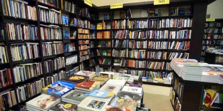 חנות ספרים. צילום: דודו גרינשפן יואב בלום: "אני אומר שאני סופר, אבל בפנים התחושה מורכבת"