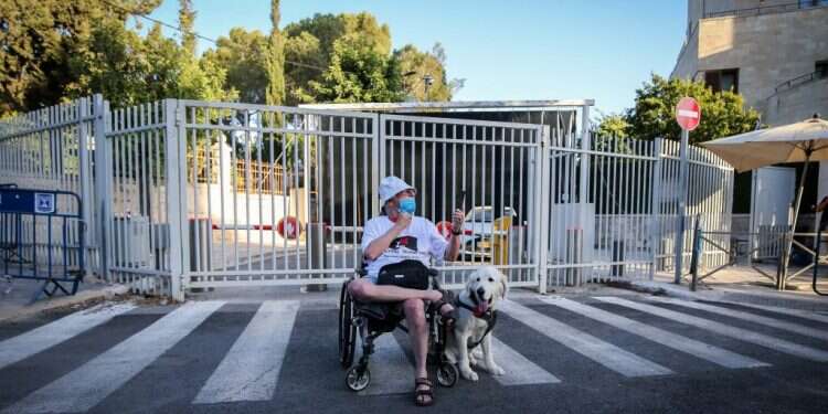 איש מחאת דגלים שחורים מול בית ראש הממשלה בירושלים. צילום: אורן בן חקון בנט חייב לעבור דירה לירושלים