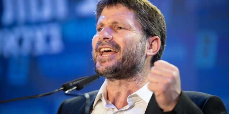 יו סמוטריץ' פנה למנדלבליט: פתח בחקירה נגד המציגים את שריפת שם השם