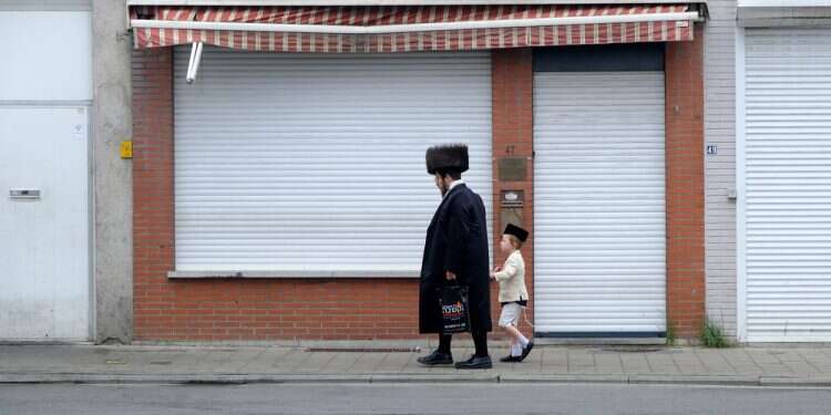 יהודים אורתודוקסים בדרכם לבית כנסת בבלגיה. צילום: שאטרסטוק למרות האנטישמיות הגואה: בלגיה תסיר אבטחה ממוסדות יהודיים