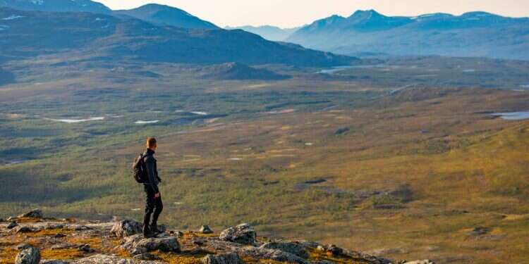 מצויד במטען קל בלבד יוצא הגיבור למסע שאינו מתכוון לשוב ממנו. סאנה פל, אנונטקיו, פילנד צילום: שאטרסטוק