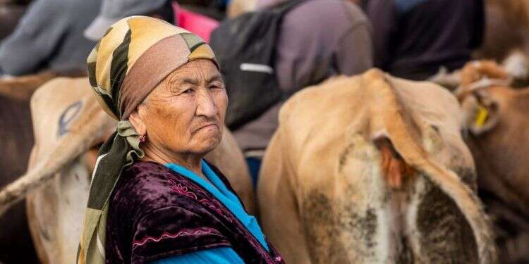 נדיר למצוא ספר מתוככי אותן חברות מוסלמיות ברפובליקות הסובייטיות לשעבר במרכז אסיה. אישה בקרקול, קירגיזסטן צילום: שאטרסטוק