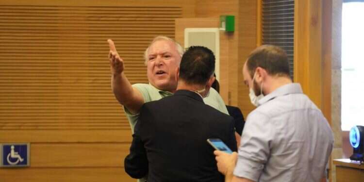 דוד אמסלם מוצא מהדיון. צילום: דוברות הכנסת צעקות והטחת האשמות בדיון על ההפקרות בוועדה המסדרת