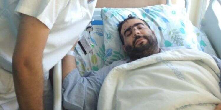 מור גנאשווילי בבית החולים עם פאדי קאסם, שהציל את חייו. צילום: דוברות המרכז הרפואי לגליל קן פרעות: בעכו מנסים להתאושש ולהבין איך חוזרים לחיות יחד