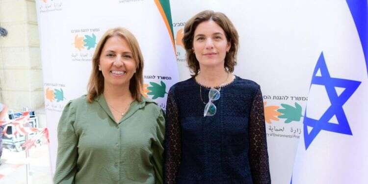 השרה הנכנסת תמר זנדברג והשרה היוצאת גילה גמליאל. צילום - רפי בן חקון, לשכת העיתונות הממשלתית תעודת מצטיינת: גילה גמליאל הותירה חותם במשרד להגנת הסביבה