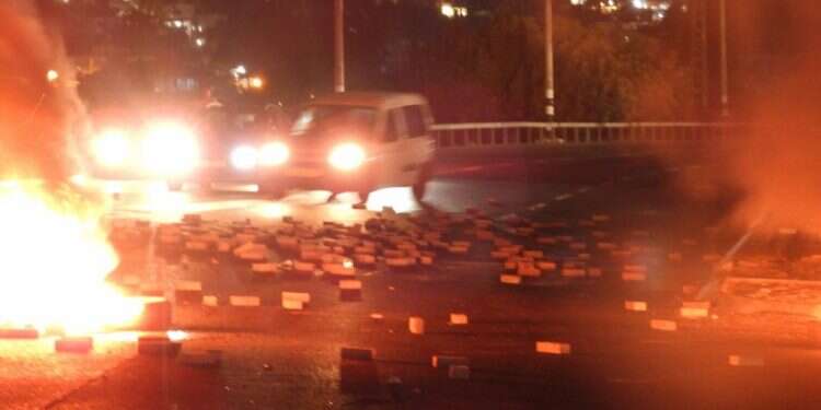 התפרעויות בכבישי ואדי ערה בתחילת שומר החומות. צילום: דוברות המשטרה חשד למעורבות בלינץ' ובפיגוע ירי: חמישה ערבים ישראליים נעצרו
