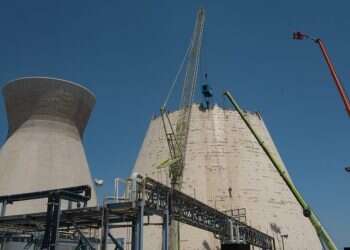 פירוק הלבניה המזרחית. צילום: רמי שלוש החלו עבודות הריסת "הלבניה" בבתי הזיקוק בחיפה