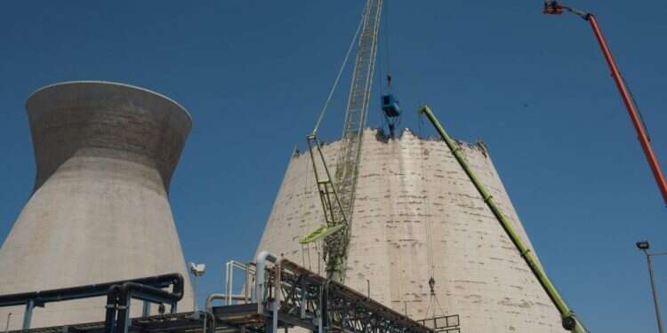 פירוק הלבניה המזרחית. צילום: רמי שלוש החלו עבודות הריסת "הלבניה" בבתי הזיקוק בחיפה