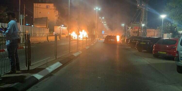 עבר לינץ' בעכו וחזר לזירת האירוע עם השוטר שהציל את חייו