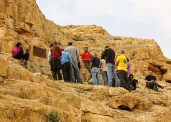שתיקת המדבר: סיפורם של שושנה הר ציון ובן זוגה