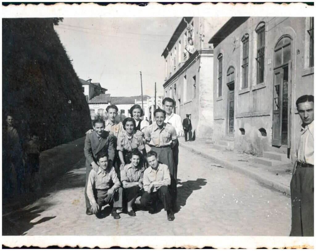 אסיפת מדריכים, השומר הצעיר מקדוניה, סקופיה, 1939 .
יעקב קלדרון עומד בשורה העליונה ראשון משמאל. צילום: אוסף משפחתי