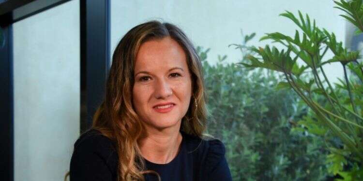 אם יש בסביבתכם מישהי שאתם חושבים שהיא בצרה, אל תרפו מהקשר איתה הכלא השקוף: ספר חדש על הנשים שסובלות משתלטנות ומחיקה נפשית בנישואים