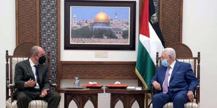 האדי עמר בפגישה עם אבו מאזן בביקורו הקודם באזור במבצע שומר החומות. צילום: EPA הפלסטינים מרוצים מהממשל האמריקני: "ההפך מעסקת המאה"