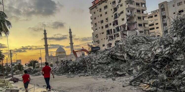 ההריסות ברצועת עזה. צילום: EPA במצרים ידונו במתווה העברת כספי סיוע לעזה