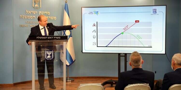 נפתלי בנט בהצהרה לתקשורת אתמול. צילום: EPA הקורונה בישראל: מספר החולים קשה עלה ל-56