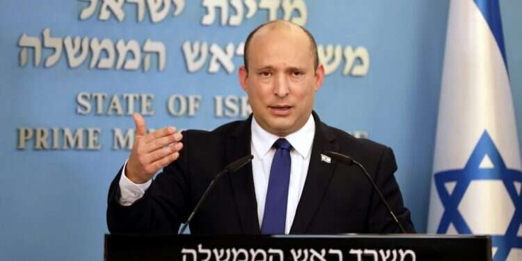 ראש הממשלה נפתלי בנט. צילום: EPA נפתלי בנט: "החלטות הממשלה אינן המלצות. מי שיפר – ישלם"