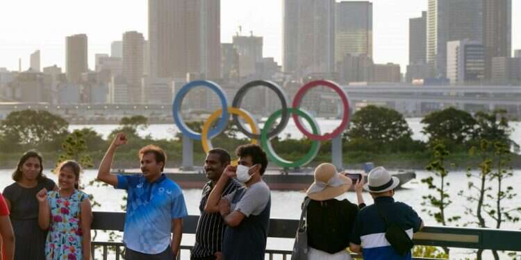 הטבעות האולימיות על קו הרקיע של טוקיו, אתמול. צילום: APE סין נגד חקירה מעמיקה של מקור הקורונה
