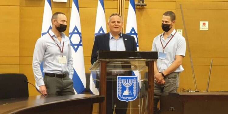 ניצן הורביץ יחד עם הזוג איתי ויואב פנקס ארד, שעתר בדרישה לאפשר לו פונדקאות. צילום: עטרה גרמן פונדקאות ללהט"ב: שר הבריאות יימנע מחקיקה בנושא בגלל הקואליציה