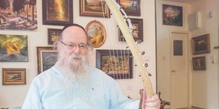 לואיס בביתו ב־ 2013 עם כינורות המשחזרים את כלי הנגינה במקדש