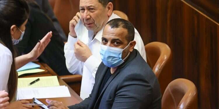 אביר קארה במליאת הכנסת, היום. צילום: דוברות הכנסת, נועם מושקוביץ דרמה במליאת הכנסת: ח"כ אביר קארה הצביע פעמיים