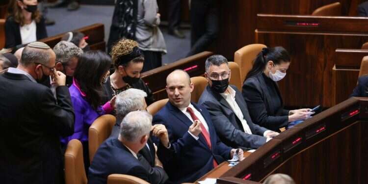 מלחישות במזנון לצעקות במליאה: כך נפל חוק האזרחות