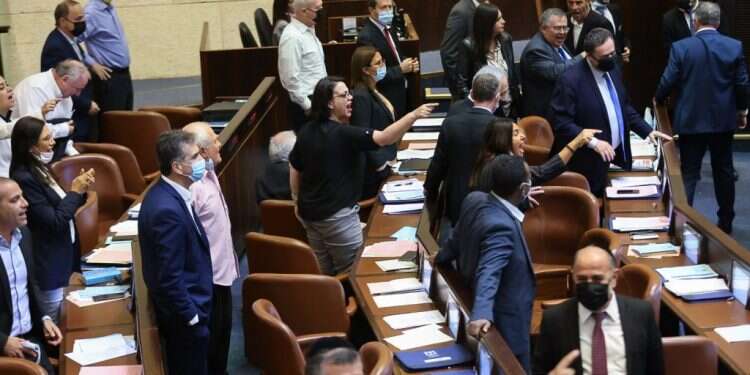 העבודה נהייתה בלתי נסבלת לשני הצדדים. מליאת הכנסת. צילום: דוברות הכנסת, נועם מושקוביץ בחיל האוויר הפרו את נהלי הבטיחות: המפקד עצר את הטיסות