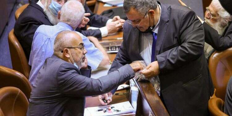 רגע של הפסקת אש בעיצומו של עימות אינסופי: ח בקואליציה המקרטעת משוכנעים: "אלה לא הצבעות שיפילו את הממשלה"