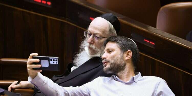 בצלאל סמוטריץ' ויעקב ליצמן במליאת הכנסת. צילום: נועם מושקוביץ, דוברות הכנסת דרמה במליאת הכנסת: חוק הדיינים נפל