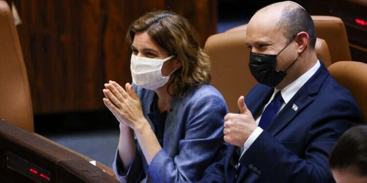 ראש הממשלה נפתלי בנט והשרה תמר זנדברג. צילום: נועם מושקוביץ, דוברות הכנסת יכולת ההישרדות של הקואליציה הולכת ונשחקת