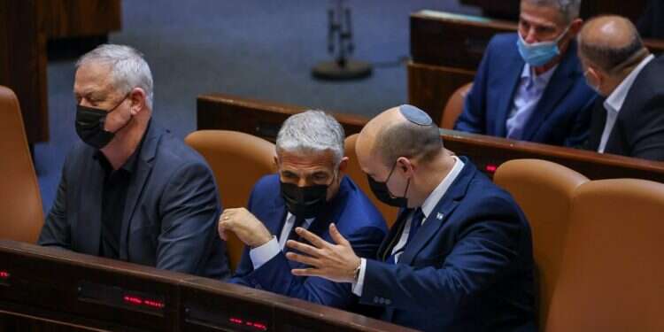 בנט ולפיד בהצבעה היום. צילום: נועם מובשוביץ, דוברות הכנסת "משנים חוק יסוד": חוק ממשלת החילופים עבר בכנסת