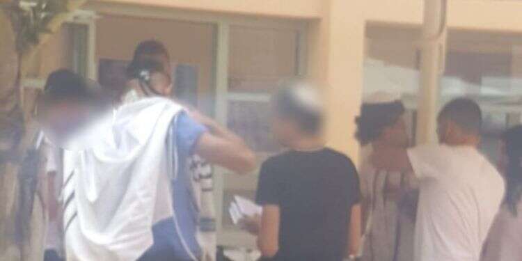 פנייה למשרד החינוך: מנהל חטיבה אסר על תלמידים להניח תפילין בביה"ס