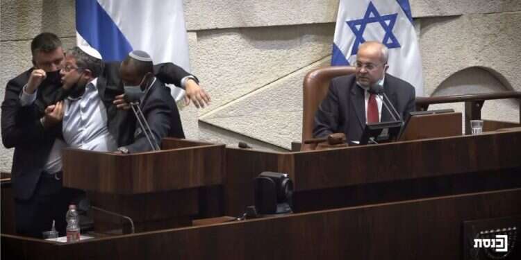 בן־גביר מורד בכוח מדוכן המליאה, צילום מסך ערוץ הכנסת