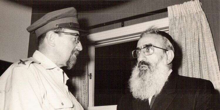 לא עוד קצין דת: ביוגרפיה חדשה במלאת שבע שנים למותו של הרב מרדכי פירון