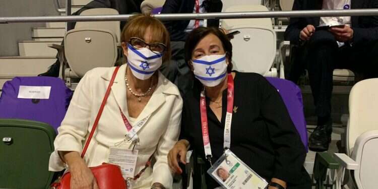 אנקי שפיצר ואילנה רומנו, אלמנותיהם של נרצחי מינכן 1972. צילום: עמית שיסל, באדיבות הוועד האולימפי אחרי שנים של בקשות: מחווה מרגשת ל-11 הספורטאים שנרצחו באולימפיאדת מינכן