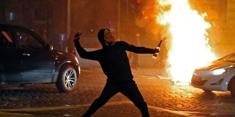 השלכת בקבוקי תבערה בירושלים. אילוסטרציה. צילום: AFP מדוע כמעט כל כתבי האישום נגד מיידי האבנים ביו"ש נסגרים בהסדרי טיעון?