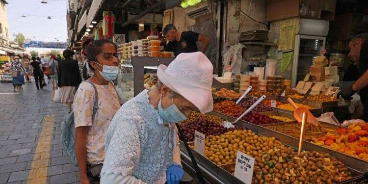 שוק מחנה יהודה בירושלים, יוני 2021. צילום: AFP מוֹצָאֵי חָלָ"ת