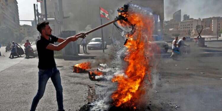 מפגינים במרכז ביירות. צילום: AFP