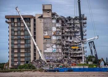 בשל חשש בטיחותי: חדלו מאמצי ההצלה בהריסות הבניין בפלורידה